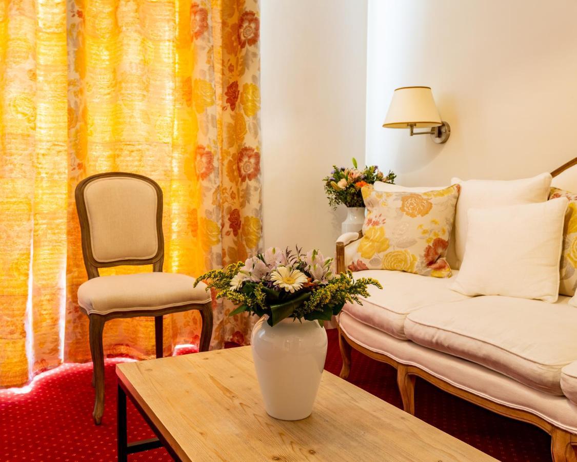 Hotel Restaurant Le Centenaire Les Eyzies Экстерьер фото
